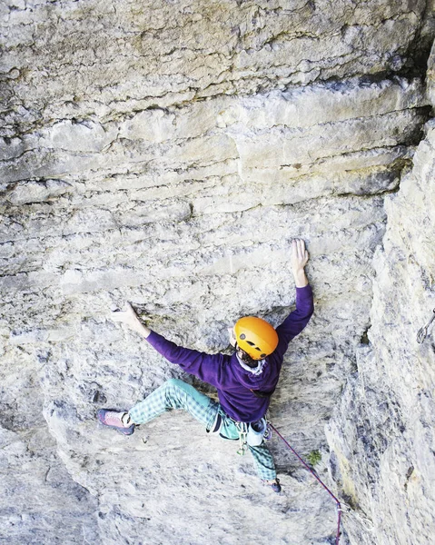 Homem Alpinista Alpinista Sobe Numa Parede Rochosa Homem Faz Movimento — Fotografia de Stock