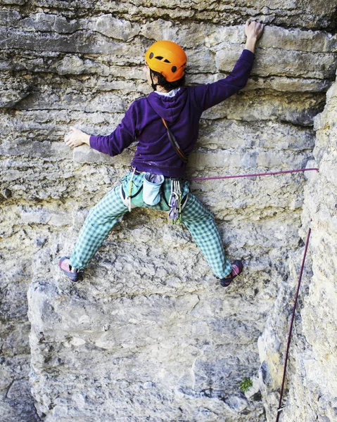 Homem Alpinista Alpinista Sobe Numa Parede Rochosa Homem Faz Movimento — Fotografia de Stock