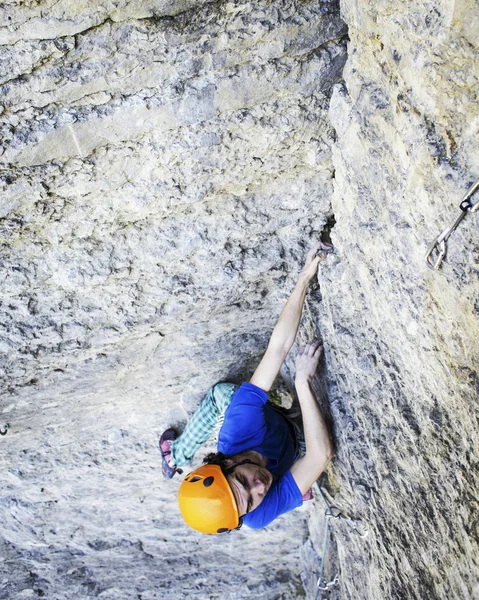 Homem Alpinista Alpinista Sobe Numa Parede Rochosa Homem Faz Movimento — Fotografia de Stock