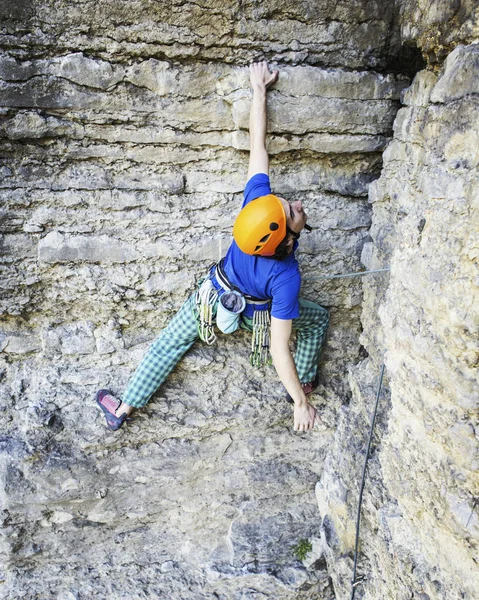 Bergsteiger Kletterer Klettert Einer Felswand Mann Macht Einen Schweren Schritt — Stockfoto