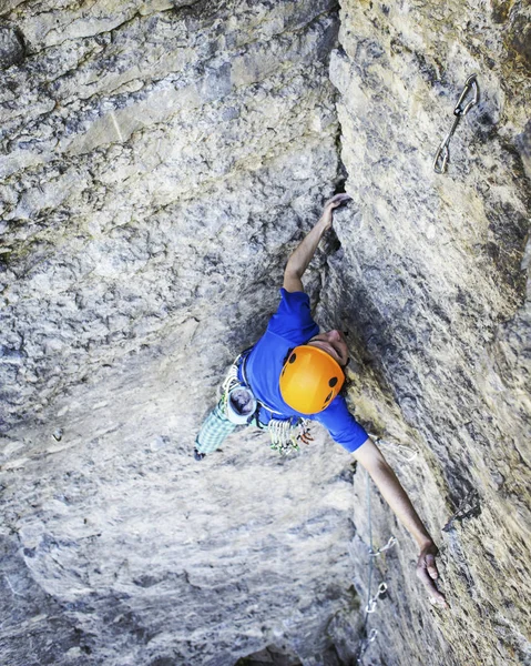 Homem Alpinista Alpinista Sobe Numa Parede Rochosa Homem Faz Movimento — Fotografia de Stock