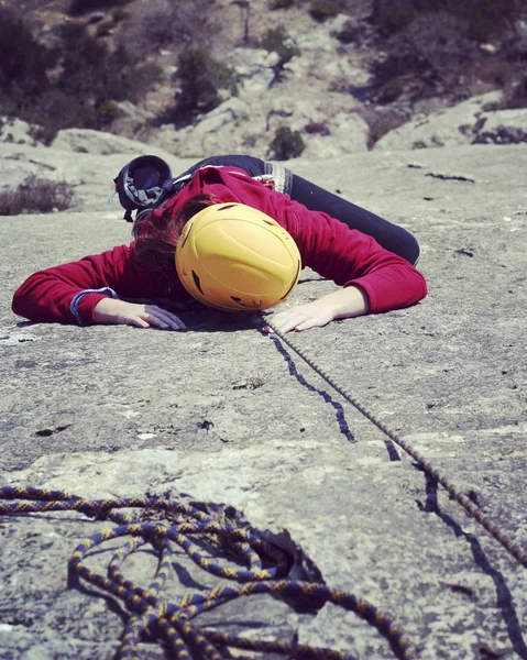 Woman Rock Climber Rock Climber Climbs Rocky Wall Woman Makes — Stock Photo, Image