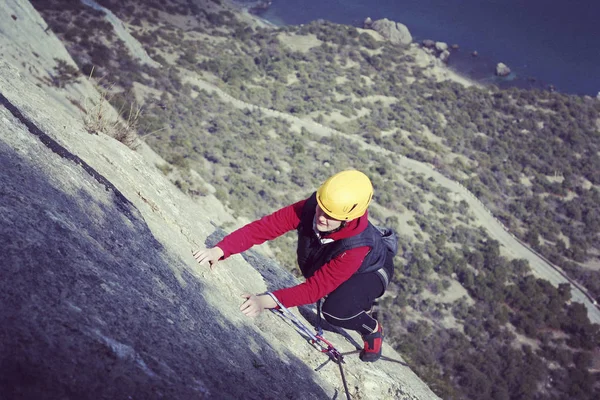 Kobieta Wspinacz Alpinista Wspina Się Skaliste Ściany Kobieta Sprawia Ruch — Zdjęcie stockowe