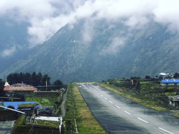 卢克拉机场是珠穆朗玛峰跋涉的起点 喜马拉雅山 尼泊尔 — 图库照片
