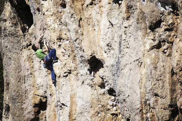 Bergsteiger Kletterer Klettert Einer Felswand Mann Macht Einen Schweren Schritt — Stockfoto