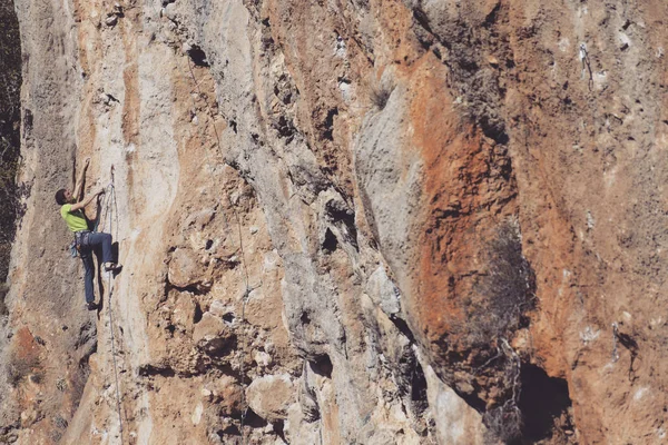 Homem Alpinista Alpinista Sobe Numa Parede Rochosa Homem Faz Movimento — Fotografia de Stock