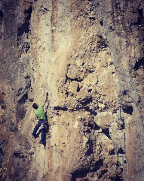 人攀岩者攀岩者爬上岩石墙 男人做硬的移动 — 图库照片