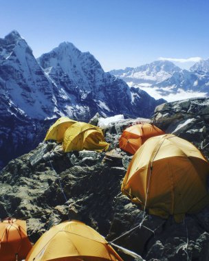 Kuzey Annapurna saha kampı bakan Annapurna buzul kampa. Himalayalar karlı aralığıyla açık kamp sahne. Dramatik Dağları arka plan üzerine açık kamp.