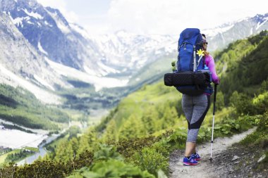 Mont Blanc trek. Kız bir sırt çantası ile trail boyunca yürüyüş.