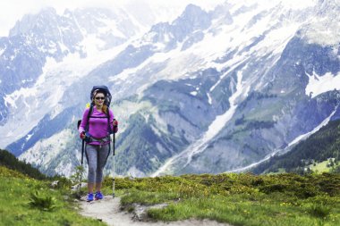 Mont Blanc trek. Kız bir sırt çantası ile trail boyunca yürüyüş.
