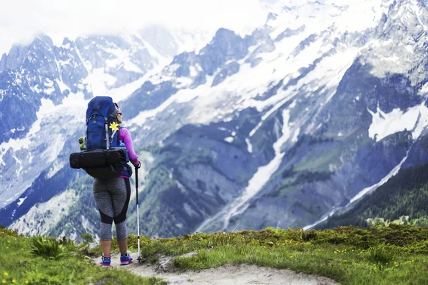 Caminata Por Mont Blanc Chica Está Caminando Por Sendero Con — Foto de Stock