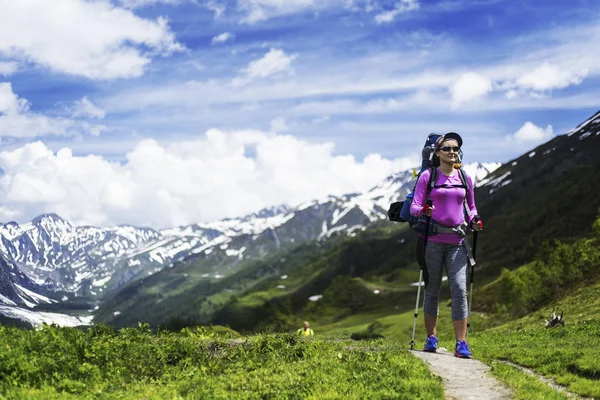 Trek Wokół Mont Blanc Dziewczyna Jest Chodzenie Wzdłuż Szlaku Plecakiem — Zdjęcie stockowe