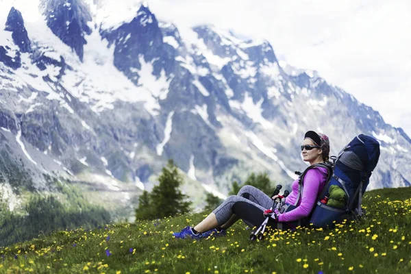 Wandern Rund Den Mont Blanc Das Mädchen Läuft Mit Einem — Stockfoto