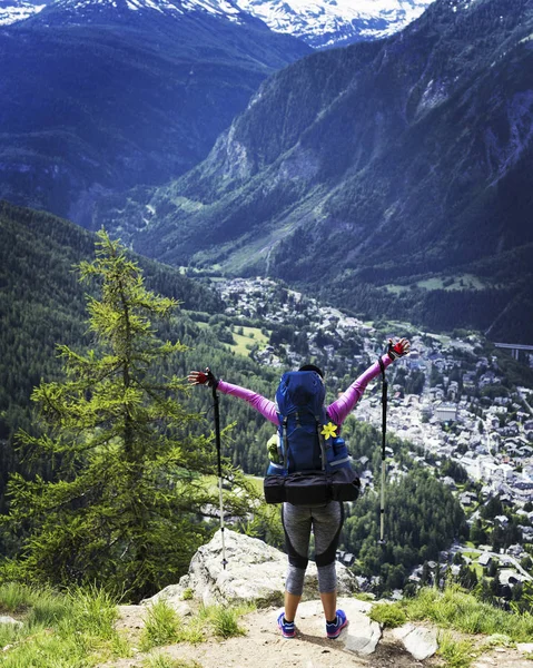 Trek Wokół Mont Blanc Dziewczyna Jest Chodzenie Wzdłuż Szlaku Plecakiem — Zdjęcie stockowe