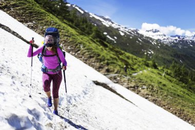 Kampanya Mont Blanc çevresinde. Kız bir sırt çantası ile trail boyunca yürüyüş.