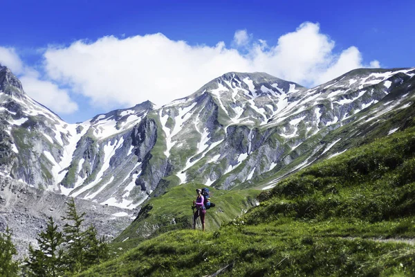 Kampanj Runt Mont Blanc Flickan Promenader Längs Leden Med Ryggsäck — Stockfoto