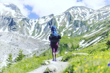 Kampanya Mont Blanc çevresinde. Kız bir sırt çantası ile trail boyunca yürüyüş.