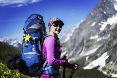 Kampanya Mont Blanc çevresinde. Kız bir sırt çantası ile trail boyunca yürüyüş.