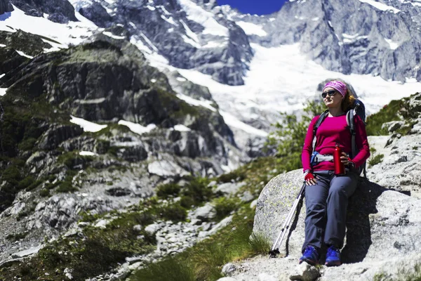 Kampanj Runt Mont Blanc Flickan Promenader Längs Leden Med Ryggsäck — Stockfoto