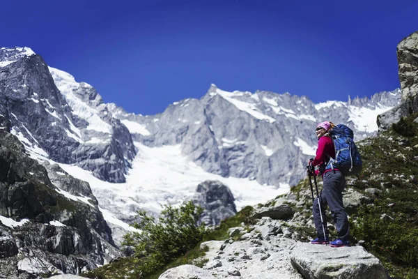 Campaña Alrededor Del Mont Blanc Chica Está Caminando Por Sendero — Foto de Stock