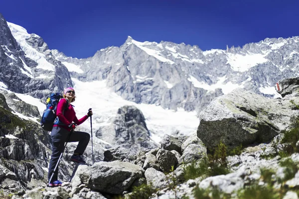 Kampanya Mont Blanc çevresinde. Kız bir sırt çantası ile trail boyunca yürüyüş.