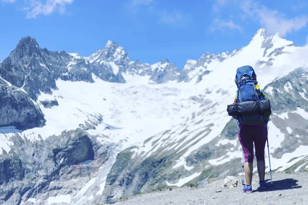 Kampanya Mont Blanc çevresinde. Kız bir sırt çantası ile trail boyunca yürüyüş.