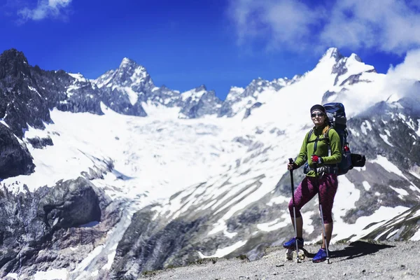 Kampania Wokół Mont Blanc Dziewczyna Jest Chodzenie Wzdłuż Szlaku Plecakiem — Zdjęcie stockowe