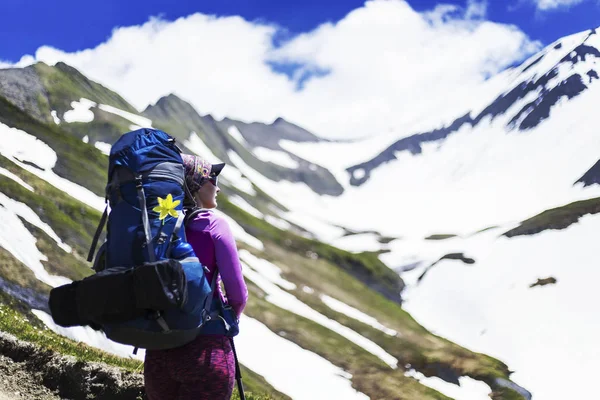 Kampanj Runt Mont Blanc Flickan Promenader Längs Leden Med Ryggsäck — Stockfoto