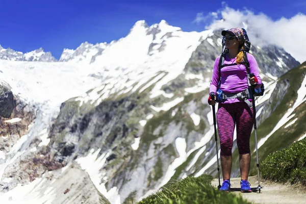 Kampanya Mont Blanc çevresinde. Kız bir sırt çantası ile trail boyunca yürüyüş.