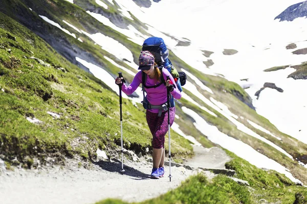 Campagna Intorno Monte Bianco Ragazza Sta Camminando Lungo Sentiero Con — Foto Stock