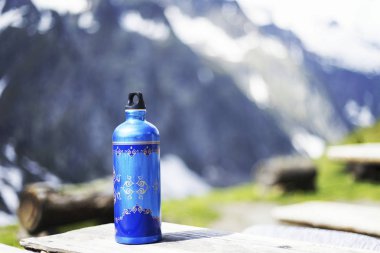 İzlanda yaz zam. Kız bir sırt çantası ile trail boyunca yürüyüş.