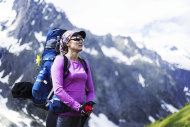 İzlanda yaz zam. Kız bir sırt çantası ile trail boyunca yürüyüş.
