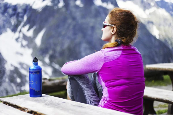 İzlanda yaz zam. Kız bir sırt çantası ile trail boyunca yürüyüş.