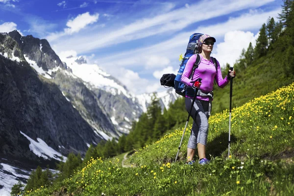 İzlanda yaz zam. Kız bir sırt çantası ile trail boyunca yürüyüş.