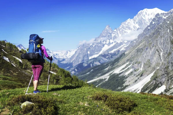 Caminata Verano Islandia Chica Está Caminando Por Sendero Con Una — Foto de Stock