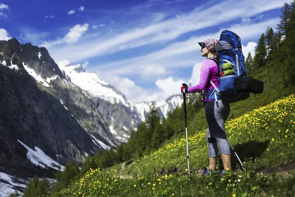 İzlanda yaz zam. Kız bir sırt çantası ile trail boyunca yürüyüş.
