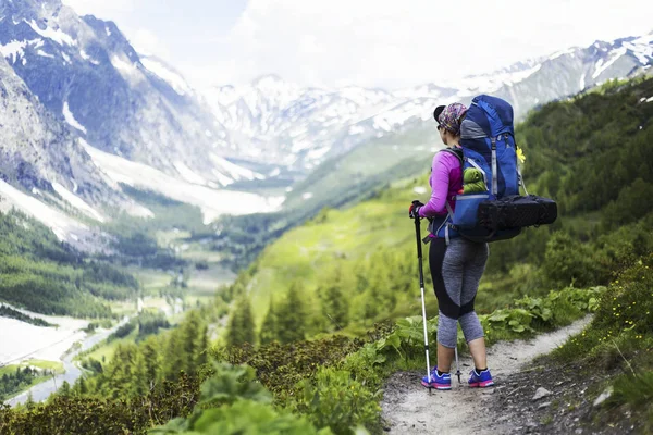 İzlanda yaz zam. Kız bir sırt çantası ile trail boyunca yürüyüş.