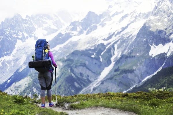 Caminata Verano Islandia Chica Está Caminando Por Sendero Con Una — Foto de Stock