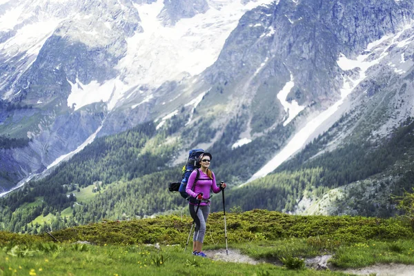 İzlanda yaz zam. Kız bir sırt çantası ile trail boyunca yürüyüş.