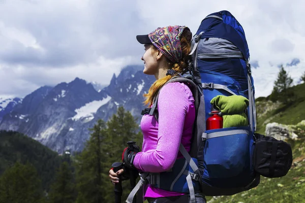 İzlanda yaz zam. Kız bir sırt çantası ile trail boyunca yürüyüş.