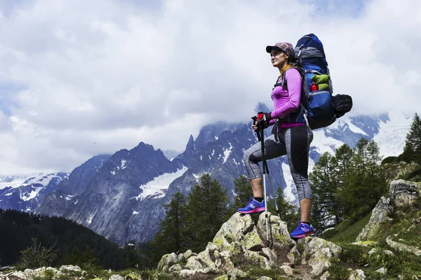 İzlanda yaz zam. Kız bir sırt çantası ile trail boyunca yürüyüş.