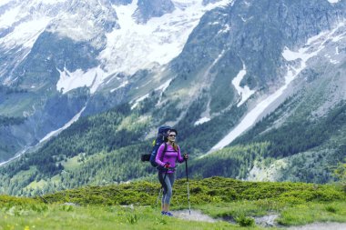 Kampanya Mont Blanc çevresinde. Kız bir sırt çantası ile trail boyunca yürüyüş.