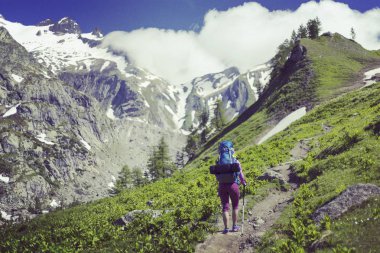 Kız bir sırt çantası ve bir çadır ile İzlanda'seyahat.