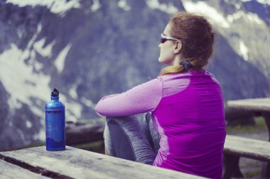 Kız bir sırt çantası ve bir çadır ile İzlanda'seyahat.