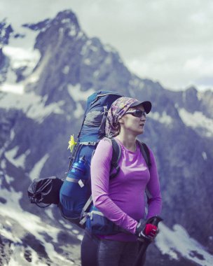 Kız bir sırt çantası ve bir çadır ile İzlanda'seyahat.