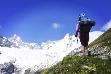 Kanada dağlarda trekking. Zam Kuzey Amerika'da popüler eğlence etkinliğidir.