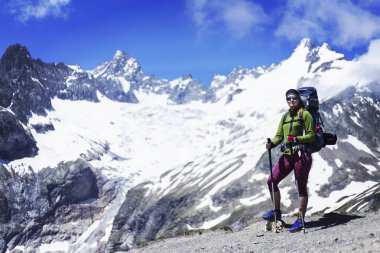 Kanada dağlarda trekking. Zam Kuzey Amerika'da popüler eğlence etkinliğidir.