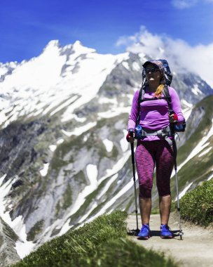 Kanada dağlarda trekking. Zam Kuzey Amerika'da popüler eğlence etkinliğidir.