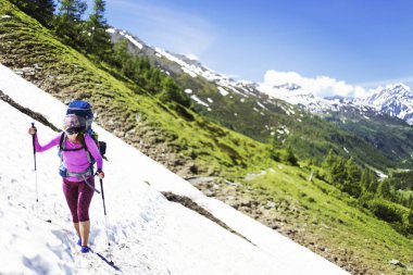 Kanada dağlarda trekking. Zam Kuzey Amerika'da popüler eğlence etkinliğidir.