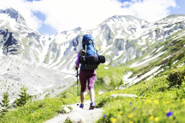 Kanada dağlarda trekking. Zam Kuzey Amerika'da popüler eğlence etkinliğidir.